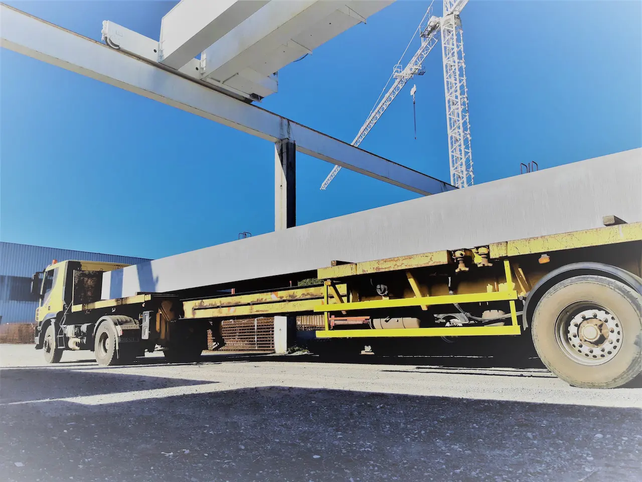Camion NC prefa transportant une poutre en BP Poutre en béton précontraint NC Prefa